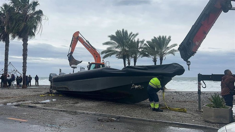 Narcolancha varada en la playa de la Herradura, en Almuñécar (Granada).