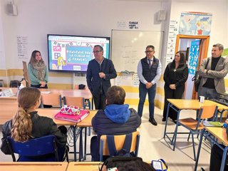El delegado territorial de Desarrollo Educativo y Formación Profesional y de Universidad, Investigación e Innovación, Miguel Briones, durante la visita que ha realizado al IES La Maroma, en Benamocarra.