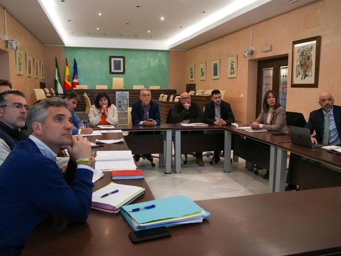 El Ayuntamiento de Almonte (Huelva) ha celebrado este miércoles una reunión técnica de coordinación para seguir avanzando en la hoja de ruta de las actuaciones previstas en el paseo marítimo de Matalascañas.