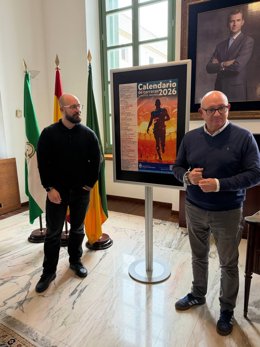 El alcalde de El Puerto de Santa María (Cádiz), Germán Beardo, acompañado por el concejal de Deportes, José Ignacio González Nieto, presenta el calendario de carreras deportivas en la ciudad para este 2026