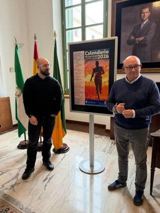 El alcalde de El Puerto de Santa María (Cádiz), Germán Beardo, acompañado por el concejal de Deportes, José Ignacio González Nieto, presenta el calendario de carreras deportivas en la ciudad para este 2026