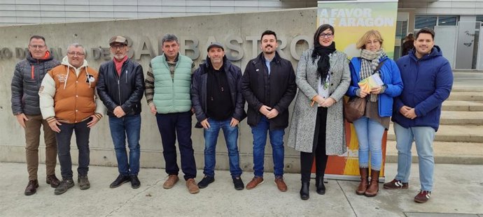 Candidatos de CHA en el Alto Aragón en la entrada del Hospital de Barbastro.