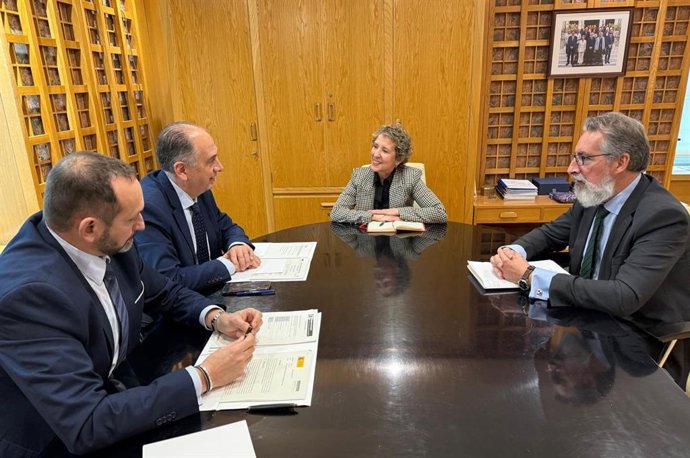 Valderrama en la reunión mantenida en Madrid con la secretaria de Estado de Seguridad, Aina Calvo, y el director general de Coordinación y Estudios del Ministerio, Eugenio Pereiro.