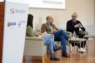 Coloquio sobre 'chemsex' en Bilbao con el coordinador del Plan del Sida e Infecciones de Transmisión Sexual de Osakidetza, Oskar Ayerdi, y el jefe de Servicio de Adicciones en la Red de Salud Mental de Bizkaia, Rodrigo Oraá.