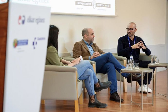 Coloquio sobre 'chemsex' en Bilbao con el coordinador del Plan del Sida e Infecciones de Transmisión Sexual de Osakidetza, Oskar Ayerdi, y el jefe de Servicio de Adicciones en la Red de Salud Mental de Bizkaia, Rodrigo Oraá.