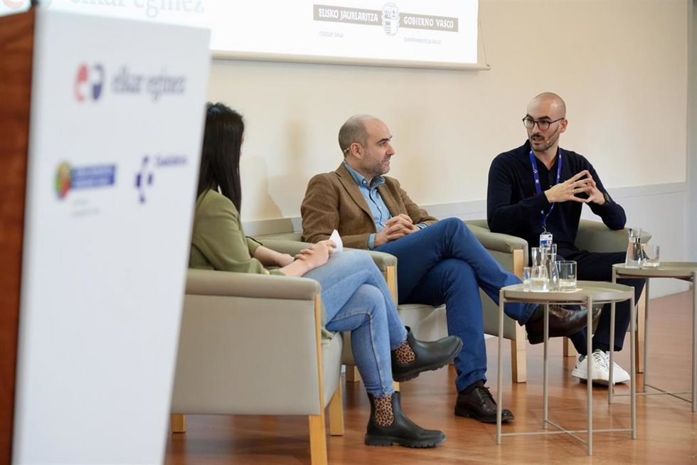 Coloquio sobre 'chemsex' en Bilbao con el coordinador del Plan del Sida e Infecciones de Transmisión Sexual de Osakidetza, Oskar Ayerdi, y el jefe de Servicio de Adicciones en la Red de Salud Mental de Bizkaia, Rodrigo Oraá.
