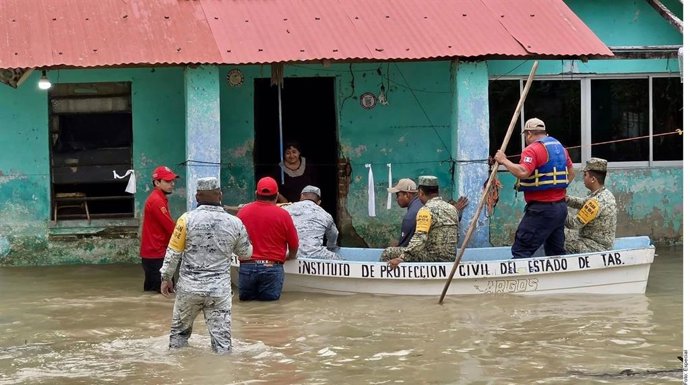 Lluvias en Tabasco provocan desbordamiento de ríos y suspenden tránsito en Villahermosa-Teapa activando el Plan DN-III-E