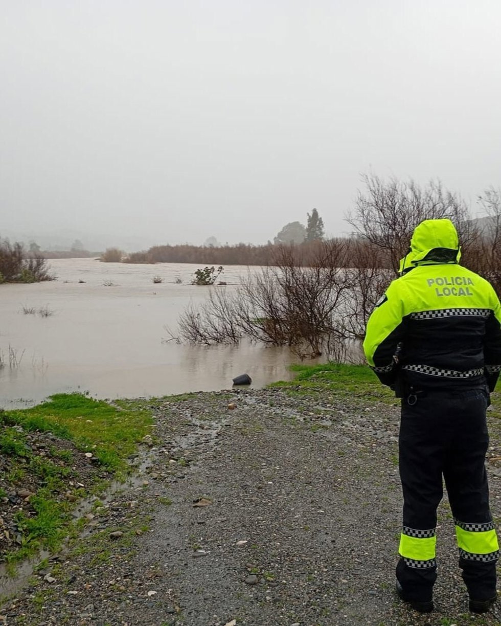 Un policía Local de Casares (Málaga) junto al río.
