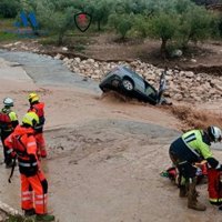 Bomberos de Málaga rescatan a dos hombres de coches atrapados en arroyos de Álora y Ronda