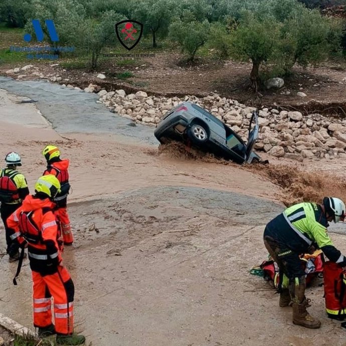 Efectivos del CPB rescatan a un hombre de su coche tras quedar atrapado en el arroyo del Algibe, en el municipio malagueño de Álora