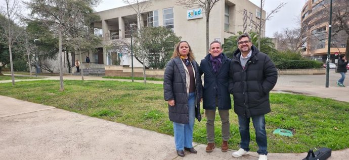 El cabeza de lista de Aragón Existe por la provincia de Zaragoza en las elecciones autonómicas del 8 de febrero, Raúl Burillo, ha defendido delante del centro de salud Torre Ramona