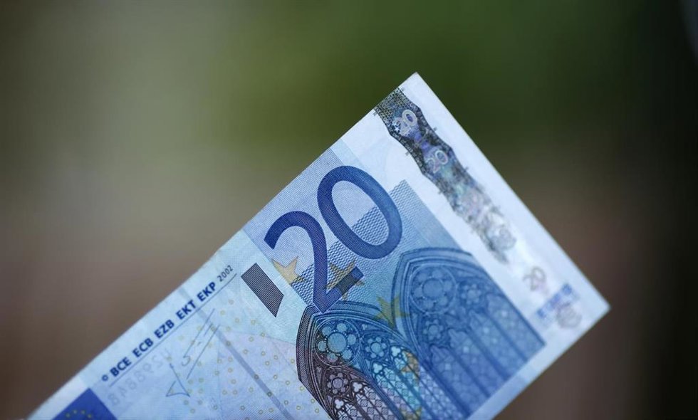 Archivo - Billetes, monedas, euros, euro, dinero