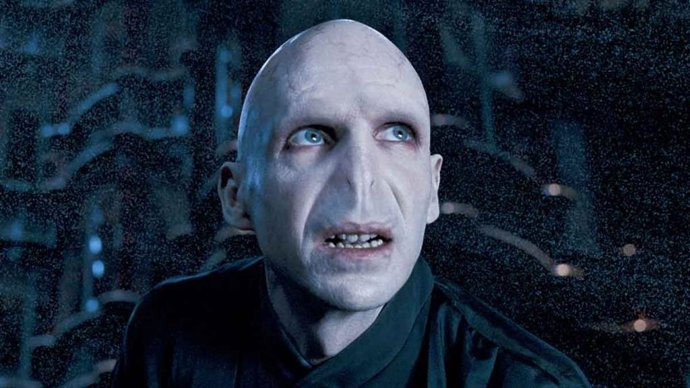 Ralph Fiennes insinúa quién interpretará a Lord Voldemort en la serie de Harry Potter
