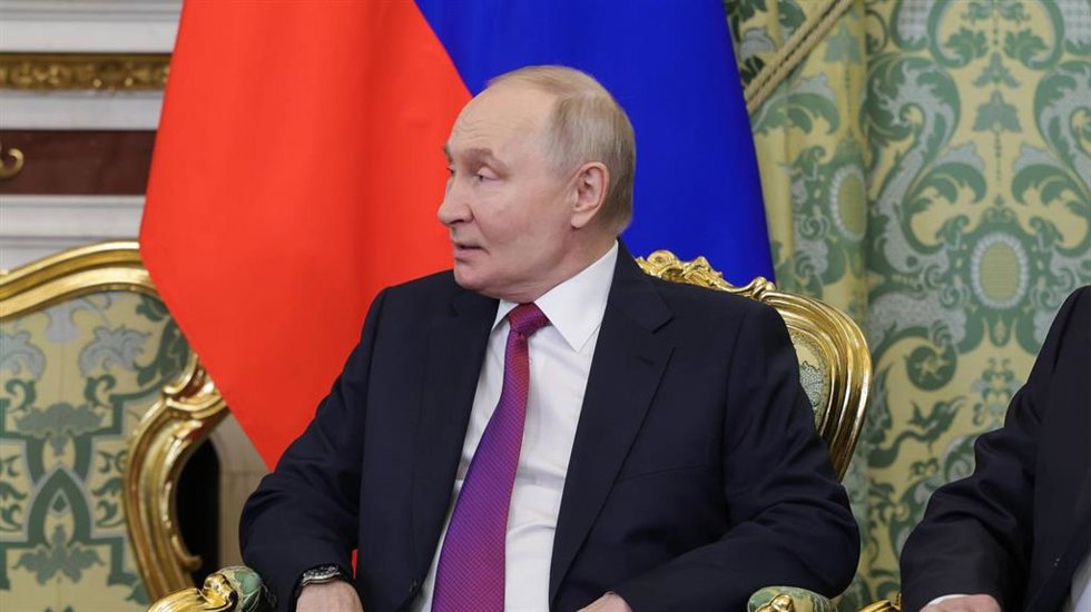 El presidente ruso, Vladimir Putin, en una reunión con el presidente sirio, Ahmed al Shara, en Moscú.