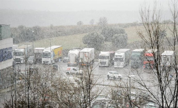 Camiones detenidos en Guadalajara a consecuencia de las nevadas.