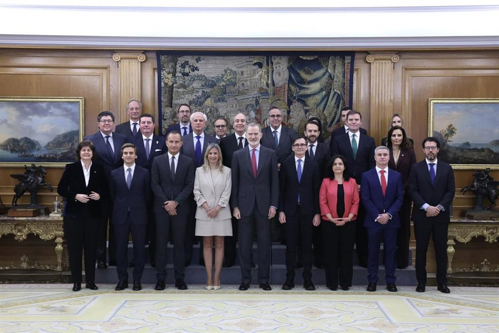 Felipe VI recibe en audiencia al Instituto Español de Analistas por su 60 aniversario.