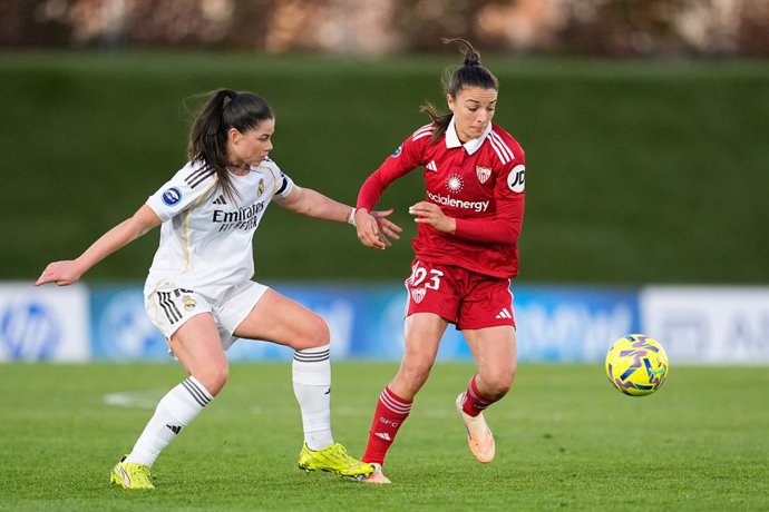 Maria Inmaculada Gabarro Romero of Sevilla FC and Maria Mendez of Real Madrid compete for the ball during the Spanish Women League, Liga F, football match played between Real Madrid and Sevilla FC at Alfredo Di Stefano stadium on January 10, 2026, in Vald