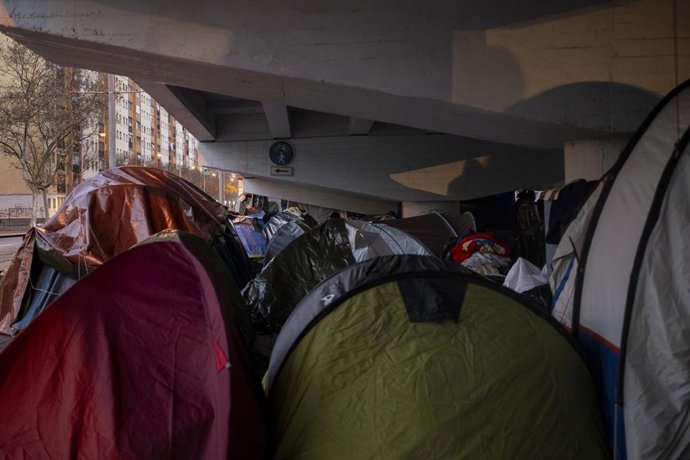 Personas desalojadas que continúan en el puente bajo la C-31, a 29 de diciembre de 2025, en Badalona, Barcelona, Catalunya (España).