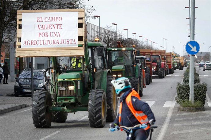 Archivo - Agricultores y tractores en una imagen de archivo durante una manifestación en la provincia de León en 2024.