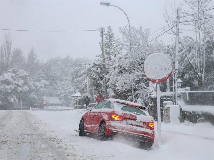Un coche atorado en la nieve, a 28 de enero de 2026, en Madrid (España). La Agencia Estatal de Meteorología (Aemet) ha activado el aviso amarillo para hoy por posibles nevadas en la Sierra de Madrid y la zona Metropolitana y Henares, a la par que ha sumad