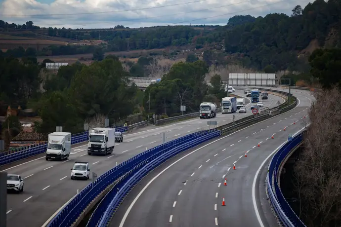 Vehículos circulan por la AP-7 que ha sufrido cortes tras el accidente de tren entre las estaciones de Sant Sadurní d’Anoia y Gelida (Barcelona).