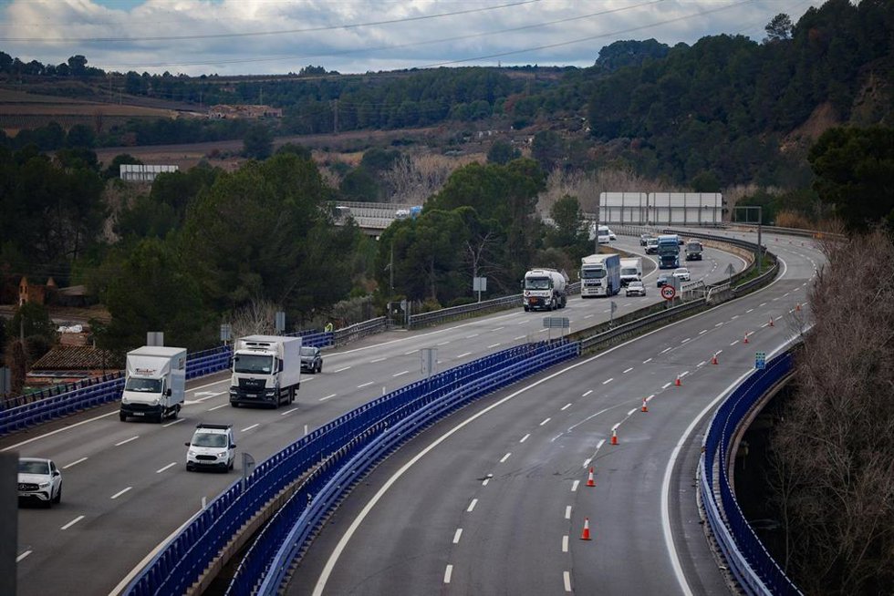Vehículos circulan por la AP-7 que ha sufrido cortes tras el accidente de tren entre las estaciones de Sant Sadurní dAnoia y Gelida (Barcelona).