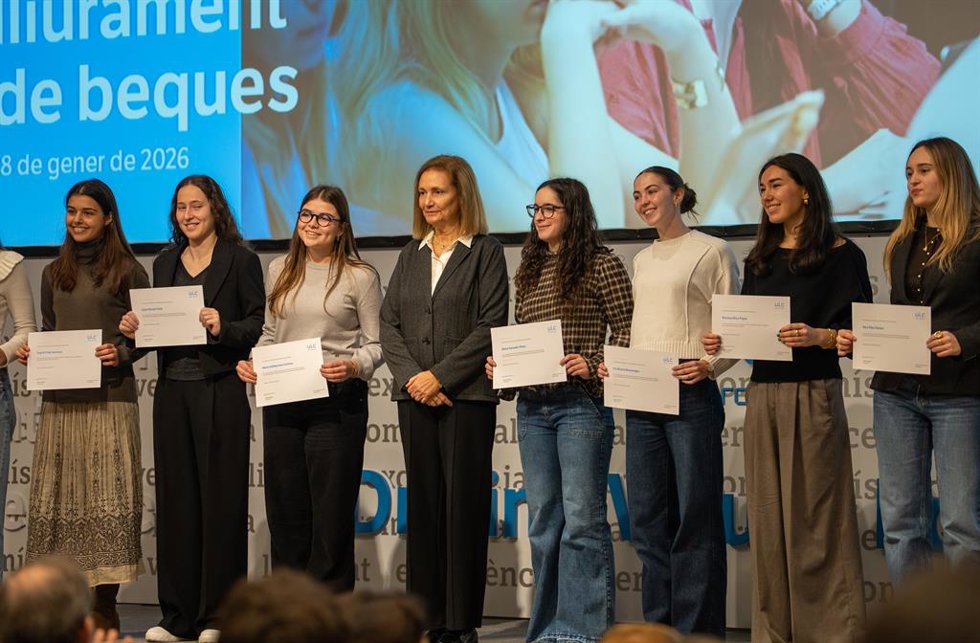 La Sra. Tona Torrella, de Torrella Ingeniería, junto a alumnos becados en el acto de entrega de becas de UIC Barcelona.