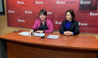 Ana Romero (Izda) Y Natalia Briongos Presentan La Formación Sobre Brecha Digital.