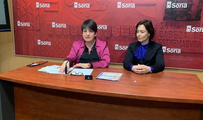 Ana Romero (Izda) Y Natalia Briongos Presentan La Formación Sobre Brecha Digital.