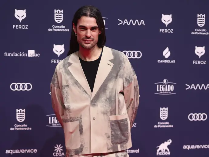 Oliver Laxe en la alfombra roja de los Premios Feroz 2026
