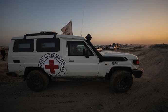 07 de janeiro de 2026, Territórios Palestinos, Cidade de Gaza: Membros do Comitê Internacional da Cruz Vermelha (CICV) procuram os restos mortais do refém israelense Ran Gveli no bairro de Zeitoun, na cidade de Gaza, como parte do cessar-fogo e da troca d