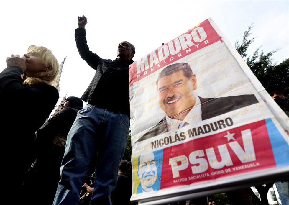 Manifestación en Caracas en apoyo del presidente Nicolás Maduro tras ser secuestrado por EEUU.