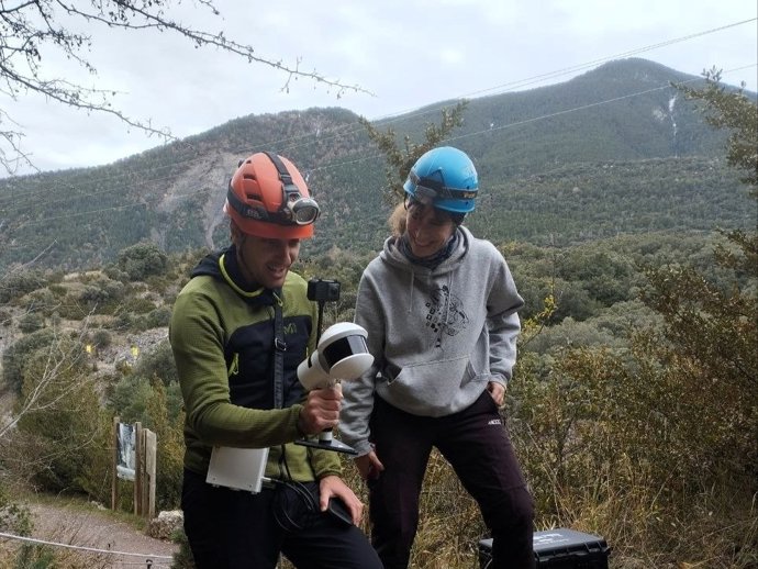Investigadores junto a la Cueva de las Güixas.