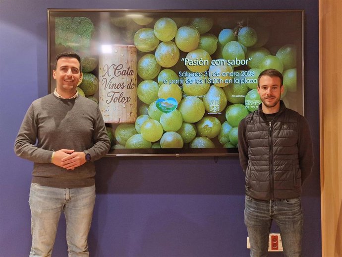 El diputado provincial José Santaolalla junto al teniente de alcalde de Tolox, Juan Moreno