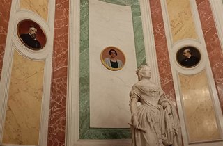 Retrato de Clara Campoamor, instalado en el vestíbulo de la Reina Isabel II del Congreso
