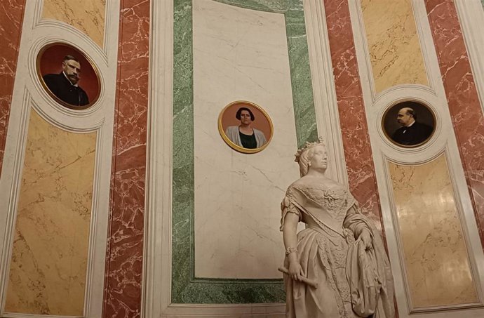 Retrato de Clara Campoamor, instalado en el vestíbulo de la Reina Isabel II del Congreso
