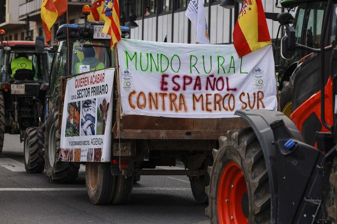 Varios tractores durante la protesta contra el acuerdo UE-Mercosur,  