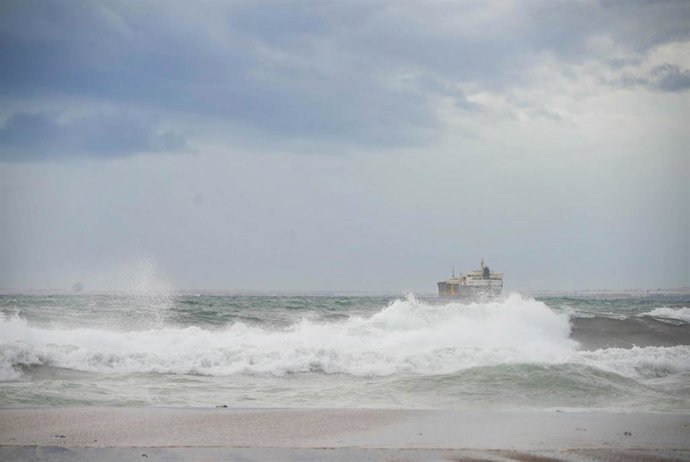 Imagen de la costa de Almería capital presentando fuerte oleaje y viento debido al paso de la borrasca 'Kristin'. A 28 de enero de 2026, en Almería (Andalucía, España). Las comarcas de Poniente y Almería capital, así como el Levante almeriense, estarán ba