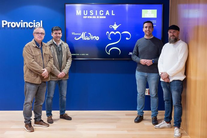 El diputado provincial José Santaolalla y el alcalde de Riogordo, Antonio Alés, entre otros, presentan el musical Aladino a beneficio de AVOI