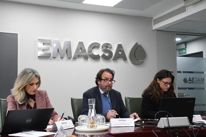 El presidente de Emacsa, Daniel García-Ibarrola (centro), en una reunión del consejo de administración de la empresa municipal.