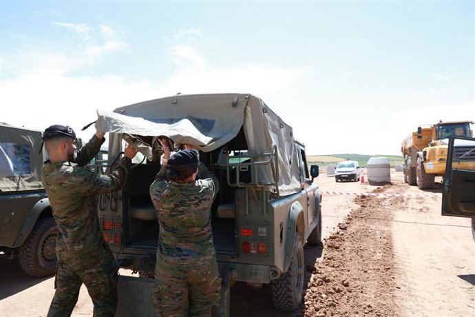 Archivo - Militares en la zona de obras de la futura Base Logística del Ejército de Tierra, en Córdoba (Andalucía, España).