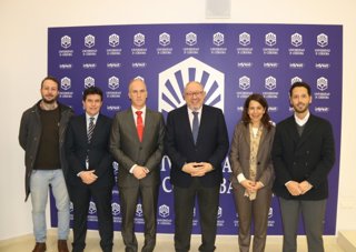 El rector, Manuel Torralbo (centro), y la vicerrectora de Innovación y Transferencia, Lourdes Arce, acompañados de autoridades de Ximenez Iluminación e integrantes del grupo de investigación SEJ063.