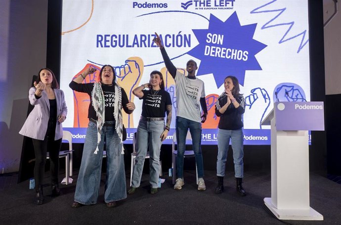 (I-D) La secretaria política de Podemos y eurodiputada, Irene Montero; las portavoces del movimiento Regularización Ya, Vicky Columba y Silvana Cabrera; durante el acto ‘Regularización son derechos’, a 26 de enero de 2026, en Madrid (España). 