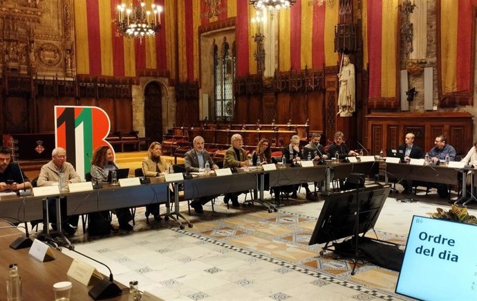 El alcalde de Barcelona, Jaume Collboni, preside la primera sesión plenaria del Comité Asesor del Distrito 11 de Ciudades de Palestina.