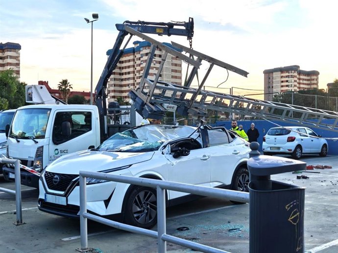 Caiguda d'una torre elèctrica del pavelló Florida Babel i un vehicle afectat