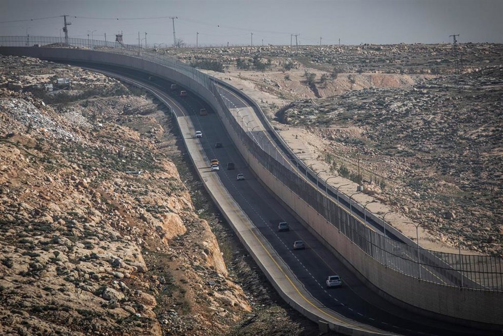 Archivo - La ruta 4370 en Cisjordania, dividida por un muro entre los carriles palestino e israelí