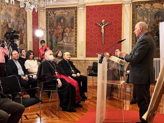 Bertrand Ruiz Picasso se dirige a los asistentes en presencia del arzobispo titular, Mario Iceta; y el emérito, Fidel Herráez, en la presentación de la exposición