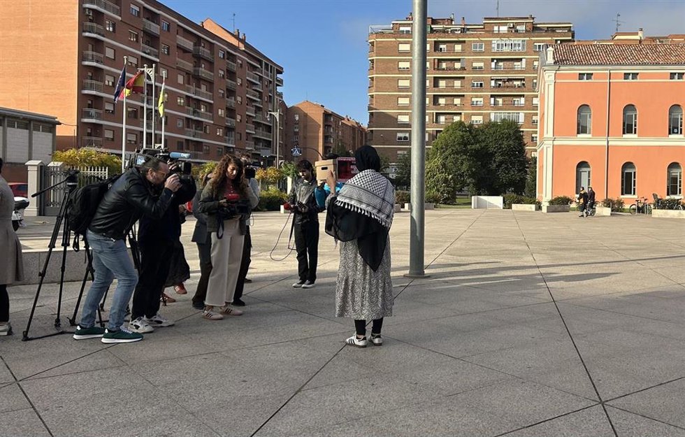 Archivo - La alumna del Sagasta, de espaldas, momentos antes de entregar las firmas 