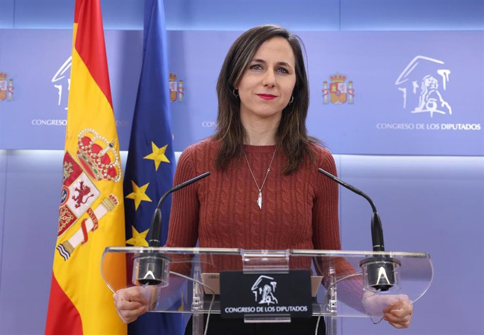 La secretaria general de Podemos, Ione Belarra, durante una rueda de prensa, en el Congreso de los Diputados, a 13 de enero de 2025, en Madrid (España).
