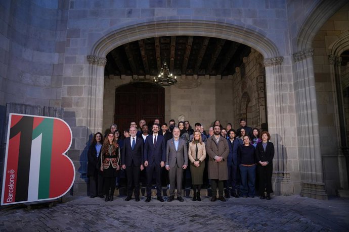 Foto de familia durante la recepción de los artistas que participan en el concierto ManifestxPalestina, a 27 de enero de 2026, en Barcelona, Cataluña (España). Los beneficios de este concierto se destinarán a apoyar a diferentes espacios culturales en tod